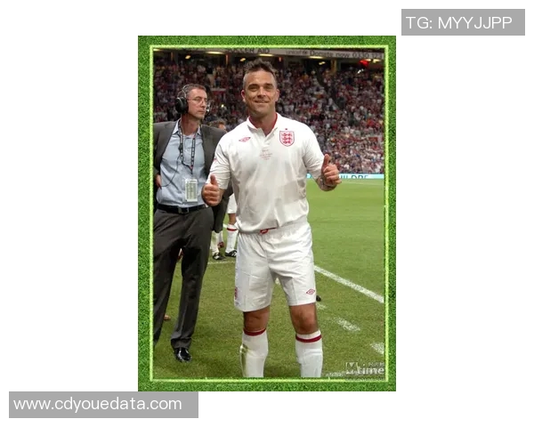 他不仅是绿茵场上的巨星，更是球迷心中永远的偶像，帅气的足球王者