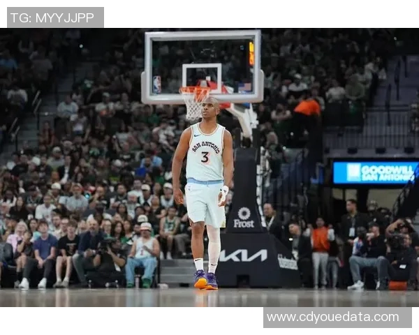 现役足球球员中年龄最大的传奇球星是谁？