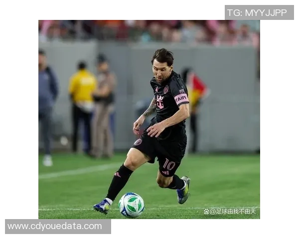 足球明星佩戴耳机专注训练展现个人魅力与职业态度 足球明星佩戴耳机专注训练展现个人魅力与职业态度